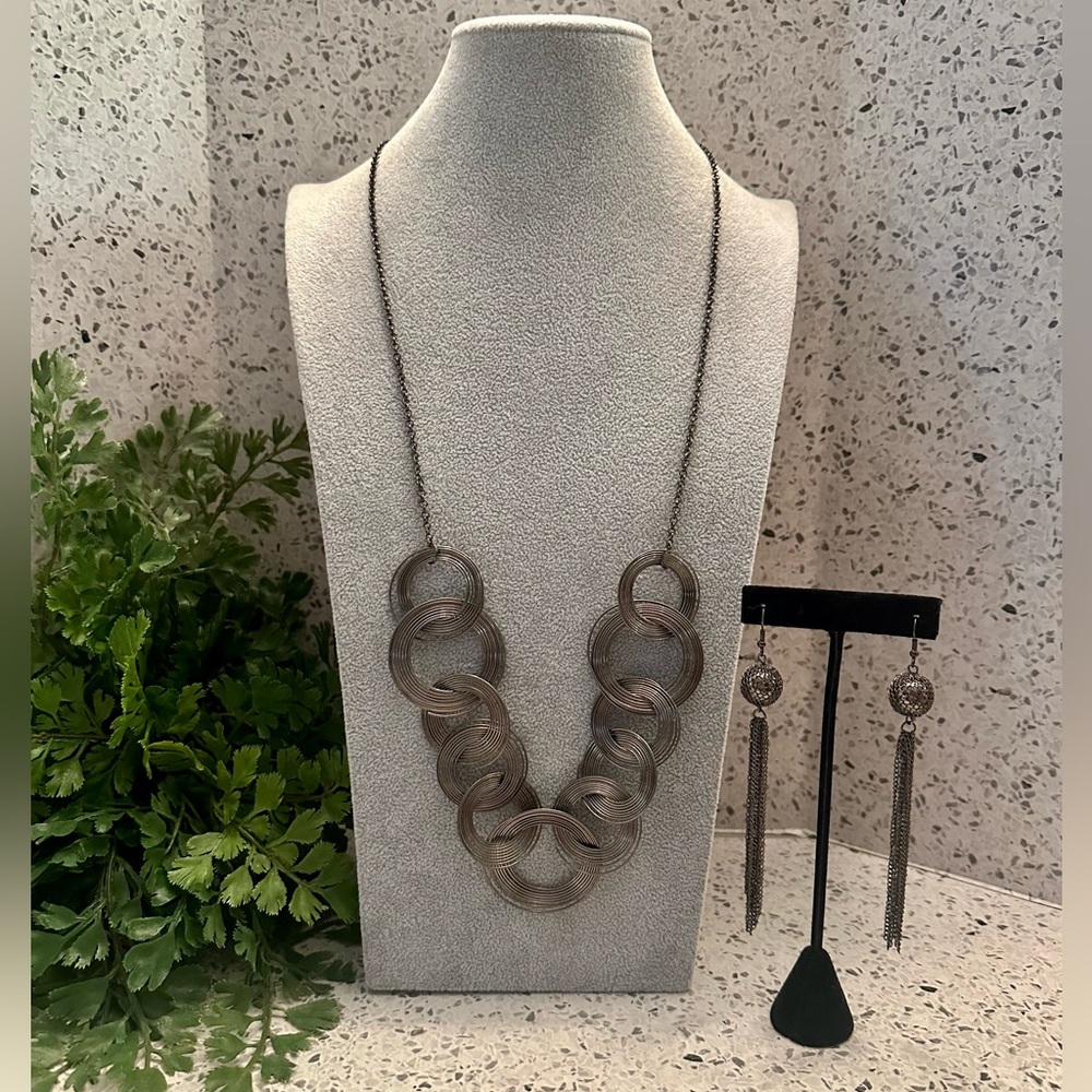 Silver tone wire circles necklace and earrings